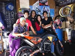 Farouk gagak hitam lakonan kamarool yusuf cukup sinonim dengan filem gila2 remaja , tapi dalam telemovie ini dia dah layan. 1malaysia Dalam Filem Gila Gila Remaja Dan Pembikinan Filem Gila Gila Remaja 2