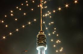Deze toren in ijsselstein is beter bekend als de zendmast van lopik en is in december de grootste 'kerstboom' met verlichting ter wereld. Rtv Utrecht Zendt Ontsteken Grootste Kerstboom Live Uit Radiofreak Nl