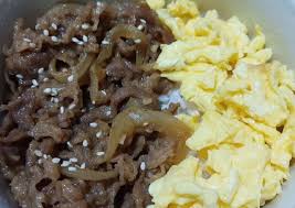 It consists of a bowl of steamed rice topped with thinly sliced beef and tender onion, simmered in a sweet and savory dashi broth seasoned with soy sauce and mirin. Cara Gampang Membuat Beef Yakiniku Ala Yoshinoya Sempurna Resepi Lezat
