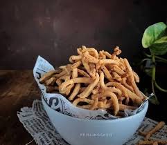 Resep kue sus sebenarnya gak sesulit yang kamu bayangin kok. 6 Cara Membuat Kue Bawang Yang Renyah Garing Dan Gurih Merdeka Com