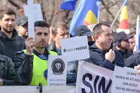 Mai exact, sindicatul avertizează asupra eliminării din legislație a dreptului la ajutoare / salarii compensatorii acordate militarilor și salariaților civili din armată cu ocazia încheierii. PoliÅ£istii Se RevoltÄ Mai Ul Acuzat CÄ I A Å£epuit Epoch Times Romania