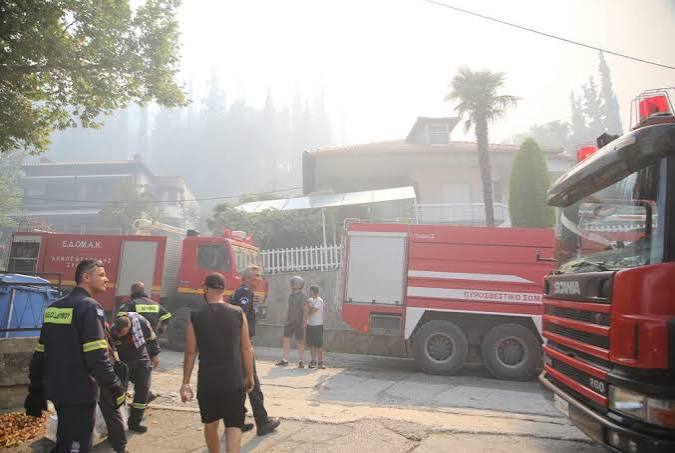 Θεσσαλονίκη: Ένας νεκρός στη φωτιά στο Δερβένι, απεγκλωβίστηκε γυναίκα με εγκαύματα - Οι φλόγες απειλούν τη Λητή - ertnews.gr