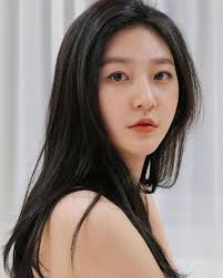 KIM SAE RON (25 TUỔI) QUA ĐỜI TẠI NHÀ RIÊNG Tờ Chosun đưa tin diễn viên Kim  Sae Ron được phát hiện qua đời ở tuổi 25 tại nhà riêng vào ngày