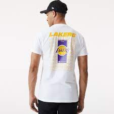Gear up for your next la game with official los angeles lakers apparel including lakers jerseys, tees and more lakers basketball gear. La Lakers T Shirt In Weiss Mit Sich Wiederholendem Logo New Era Cap