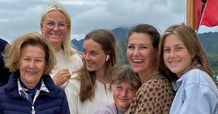 The norwegian royal family shared pictures of their family vacation in the loften islands. 5 Grunner Til At Vi Elsker Prinsesse Martha Louise