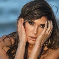 laura lazo (@mariposaloca67)