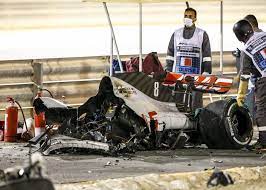 La primera reacción es hablar de milagro, nadie está preparado para presenciar un accidente como este ni espera ver a un piloto de fórmula 1 resurgir entre las llamas. F1 Grave Accidente En La Largada Y Otra Victoria De Hamilton