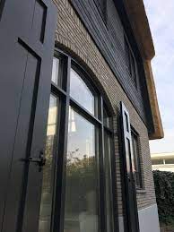 Donkere Kozijnen En Luiken Bij Een Landelijke Boerderij Met Moderne Uitstraling Visie Buitenkant Huis Verven Boerderij Buitenkant Buitenkant Huis