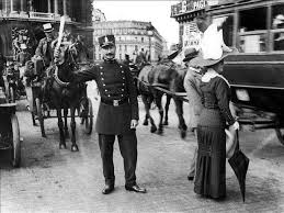 1910 Agent De Police Place De L Opera Photo De Roger Viollet Source Feuille D A Vieux Paris Paris Noir Et Blanc Photographie Ancienne