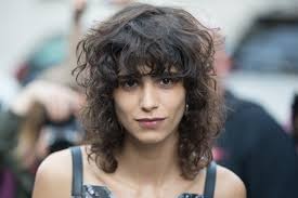 Cuatro cortes de pelo rizado que sí rejuvenecen y tres que te suman años si  eres mayor de 50