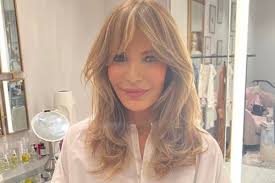 Atriz da série clássica 'As Panteras' deixa fãs de queixo caído com selfie  'jovial' aos 76 anos: 'Ainda é minha crush'