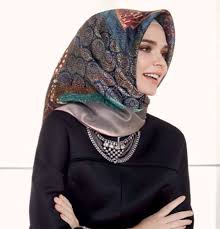 Tina Purbawati Adli Kullanicinin Armine Silk Hijabs Panosundaki Pin Esarp Mutevazi Moda Moda
