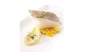 Un solo ingrediente, il baccalà, che, attraverso una cottura in olio, mantenuto a bassa temperatura, si cuoce lentamente e diventa morbido. Confit Cod With Pil Pil Sauce And Roasted Calcots