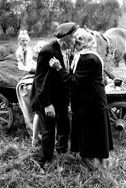 El Amor Es Tan Bello En Todos Sus Tiempos Alte Fotografien Alte Liebe Alte Paare