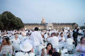The twin cities hosts several dîner en blanc parties throughout the summer, including tomorrow evening's polo en blanc, which gets a sporty twist against the backdrop of the. Inside Diner En Blanc The Secret Parisian Dinner Party With 20 000 Guests Dressed In White Fashion Magazine