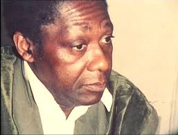 Retracer l'évolution du roman africain est un exercice piégé qui s'appuie nécessairement sur des effets de surface. Ville Cruelle Eza Boto La Bibliotheque Qui Ne Brule Pas