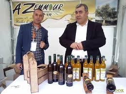 De plus, l'huile d'olive contient des antioxydants, des flavonoïdes, des polyphénols et des squalènes, qui seraient des éléments elle hydrate naturellement la peau. L Huile D Olive Algerienne Sacree Championne Du Monde A Paris Alnas Fr