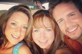 Geraldine bazán se ha convertido en la inseparable compañera de su hija elissa marie en el set de grabación de la exitosa telenovela si nos dejan, que univision transmite a las 9 p.m., hora del este.la actriz mexicana ha estado presente en la mayoría de las jornadas de trabajo de su primogénita dándole todo su apoyo y aconsejándola cuando ha sido necesario. Filtran Foto De Geraldine Bazan Antes De Sus Supuestas Cirugias