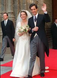Het begon met een trouwjurk van valentino en een spijkerjasje en het werd slechts beter met jan taminiau, marc jacobs en louboutin. 18 Marz 1995 Das Brautkleid Von Prinzessin Elena Stammt Von Petro Valverde Der Braut Hochzeitskleid Royale Hochzeiten