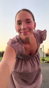 Bethany Edmondson's Instagram, Twitter & Facebook