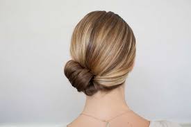 Scegli di creare uno chignon alto in stile ballerina o basso e disordinato oppure opta per una coda bassa con cappio, per un . Chignon Basso Ultime Notizie Flash
