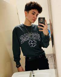 Kassidy Drake On Instagram Hey Honey Tomboyhairstyles La Imagen Puede Contener 1 Persona Telefono Androgynous Hair Lesbian Hair Short Hair Styles