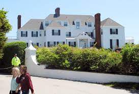 Where does taylor swift live in rhode island? Taylor Swift Is Summering In Rhode Island Locals Just Shake It Off The New York Times
