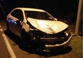 Keadaan kereta yang terbalik selepas merempuh sekumpulan remaja berbasikal di jalan lingkaran dalam berhampiran perkuburan mahmoodiah di johor bahru, awal pagi tadi. Basikal Lajak Ragut Nyawa Dua Remaja