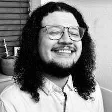 HEY JARED!!! 👋🏽😁 Jared Simon is a silly little cowboy! With a deck full  of stories, Jared summons laughter from the shadows of everyday life. His  performances, whether in intimate clubs or