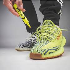 Diy You Can Easily Customize Your Adidas Yeezy Boost 350 V2 Zebra And Turn It Into The New Frozen Yellow Colorway How Cool Is That B Yeezy Sneaker Kleding