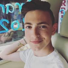 Preston (@pres_tuck_bow)