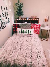 31 Festive Minimalist Christmas Bedroom Ideas Lady Decluttered In 2020 Holiday Room Christmas Room Decor Holiday Room Decor