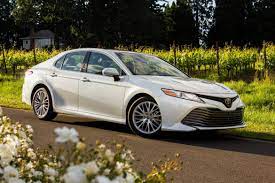 51 city/53 hwy/52 combined mpg for hybrid le; 2018 Toyota Camry Higher Price More Features News Cars Com