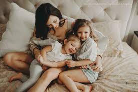 Mommy And Me Photoshoot Photography Inspiration Ideas Indoors Cuddle Love Family Lifestyl Mommy And Me Photo Shoot Lifestyle Photography Family Kids Photoshoot
