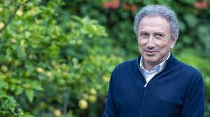 Durant son adolescence, michel drucker subit la pression de sa famille qui n'exige de lui que l'excellence. Host Michel Drucker Will Meet Again Vivement Dimanche On March 28 Teloun Com