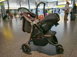 Sie können mit ihrem neugeborenen kind fliegen, sobald sie sich kräftig genug fühlen und ihr kind einen gültigen reisepass hat. Fliegen Mit Baby 22 Tipps Einer Vielflieger Mama 2021 Flug Saugling Flugreise Kleinkind