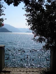 Serene, lakeside varenna is a beautiful village lush with plants and flowers. Epingle Sur Bella Italia