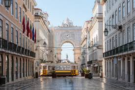 O presidente da câmara de lisboa, fernando medina, confirma que lisboa não vai avançar no que lisboa amanhã, que é o dia da avaliação, não irá progredir relativamente ao desconfinamento. Lisboa Em Risco De Recuar No Desconfinamento Sic Noticias
