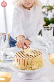 Marzipan Mandel Weihnachtstorte Mit Blattgold Schnelles Tortenstyling Einer Coppenrath Wiese Torte Super Torte Weihnachtsleckereien Leckereien