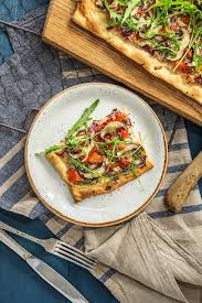 Knuspriger Gemuse Flammkuchen Rezept Hellofresh Rezept Rezepte Flammkuchen Rezept Flammkuchen