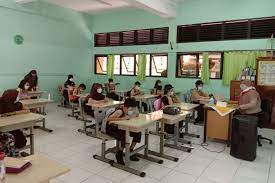 Sempurnakan hiasan taman & kediaman anda dengan set kerusi dan meja batu termurah dari mejabatu.com. Siswa Begini Cara Menata Meja Kursi Kelas Saat Belajar Tatap Muka Halaman All Kompas Com