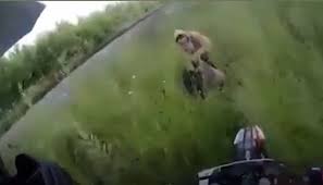 Pareja imagenes haciendo el amor en moto. Viral Estaban Haciendo El Amor Entre Los Yuyos Y Casi Los Pisa Una Caravana De Motos