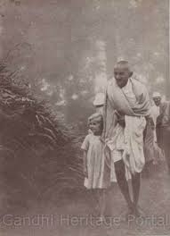 During His Visit To Simla In August 1931 Prior To His Departure For The Round Table Conference In England Mahatma Gandhi Photos Gandhi Indian Legends