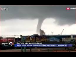 Orang awam menyebut angin puting beliung adalah angin leysus. Mengerikan Angin Puting Beliung Terjang Kawasan Bandara Hang Nadim Batam Inews Sore 11 12 Youtube