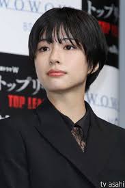 ファッション 佐久間由衣が甘口微量のオールブラックコーデで美脚チラリ ショートヘア 芸能人 ショートのヘアスタイル 佐久間由衣