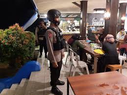 Sementara pemasukan harus tetap ada untuk menafkahi keluarga di rumah. Brimob Polda Kaltim Giatkan Patroli Imbauan Patuh Prokes Di Warkop Beruangmadu News