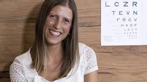 A processo Sara Cosenza, la eye trainer che promette di migliorare la  vista senza lenti e occhiali