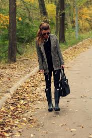 20 Style Tips On How To Wear Rain Boots And Make Them Look Cute Gurl Com Hunter Boots Outfit Comfy Fall Outfits Style