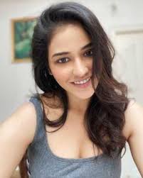 Sr kalyana mandapam has main cast and crew as priyanka jawalkar, kiran abbavaram, sai kumar, sridhar gade, chaitan bharadwaj, viswas daniel, pramod, raju, anurag kulkarni, ravi kumar bhaskarabhatla, krishna kanth, sid sriram. Sr Kalyanamandapam 2021 Cast Actor Actress Director Producer Music Director Cinestaan