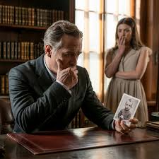 AL SER OBLIGADA A TRABAJAR DE NOCHE, EMPLEADA VE QUE SU JEFE LLORA MIRANDO  UNA FOTO DONDE APARECE... Al ser obligada a trabajar de noche, una empleada  ve que su jefe llora